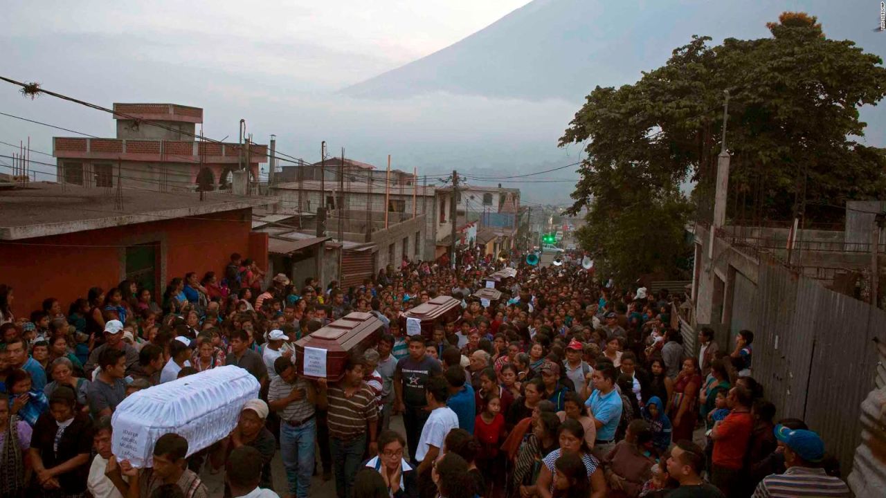 CNNE 530864 - #minutocnn- comienzan los funerales de las victimas del volcan de fuego en guatemala