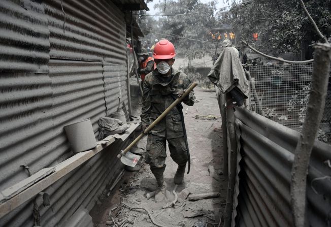 Rescatistas luchan contra los escombros y cenizas buscando cuerpos y sobrevivientes.