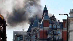 CNNE 531264 - un edificio del centro de londres se incendia