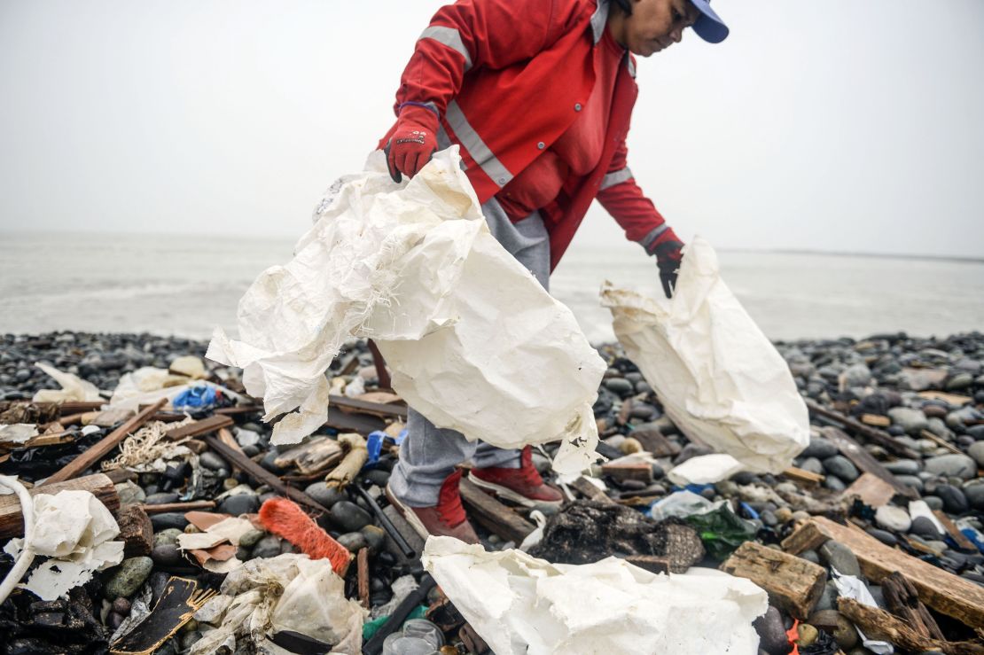 Voluntarios recogen restos de bolsas de plástico en la playa de Lima, Perú, con motivo del Día del Medio Ambiente, este 5 de junio de 2018.