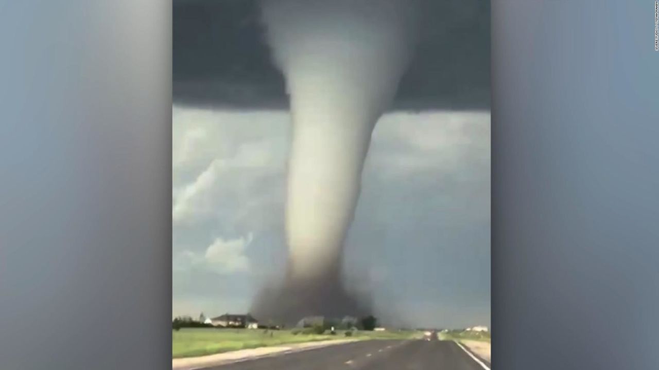 CNNE 531688 - impresionantes imagenes de tornados en wyoming