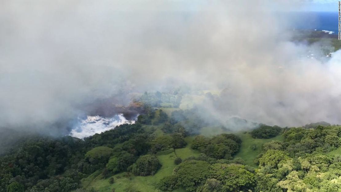 Así se vio el Lago Verde en Hawai al entrar en contacto con la lava.