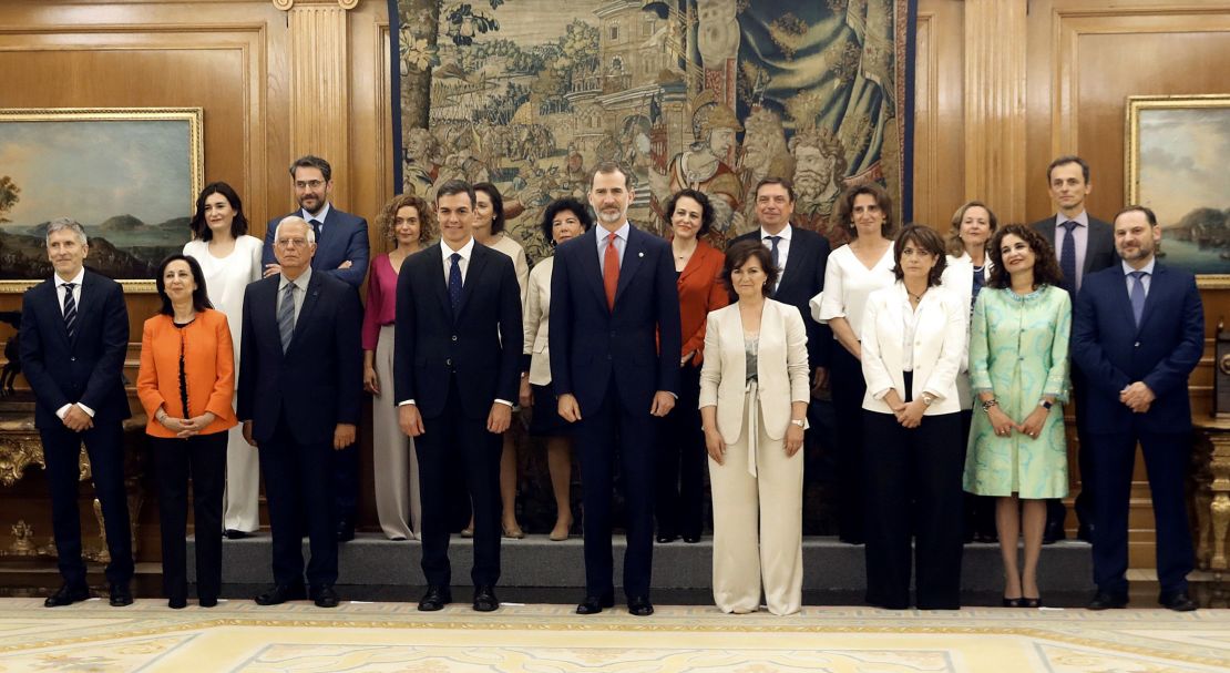 Nuevo Gobierno en España, liderado por Pedro Sánchez (PSOE) y con mayoría de mujeres.