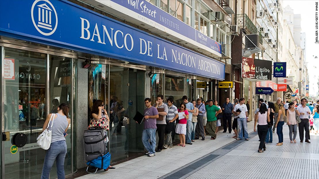 Colas para sacar dinero del Banco de la Nación en Argentina