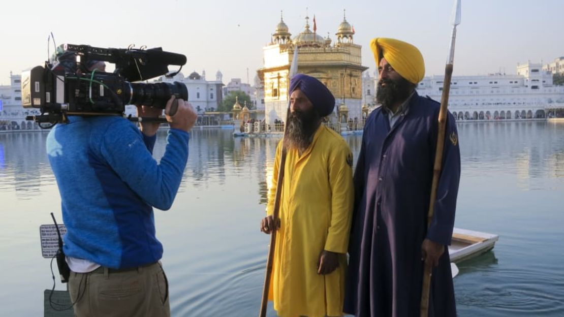 Dos hombres a las afueras del Templo Dorado, un lugar central de oración para los sij en Amristar, la India.