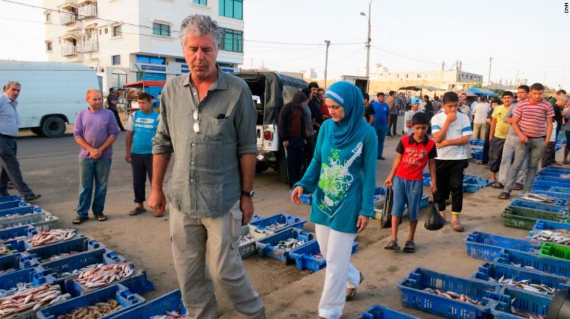 Bourdain camina por el mercado de pescado en Gaza.