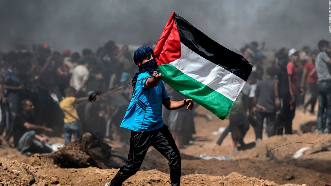 CNNE 532286 - multitudinarias protestas en gaza dejan cientos de heridos