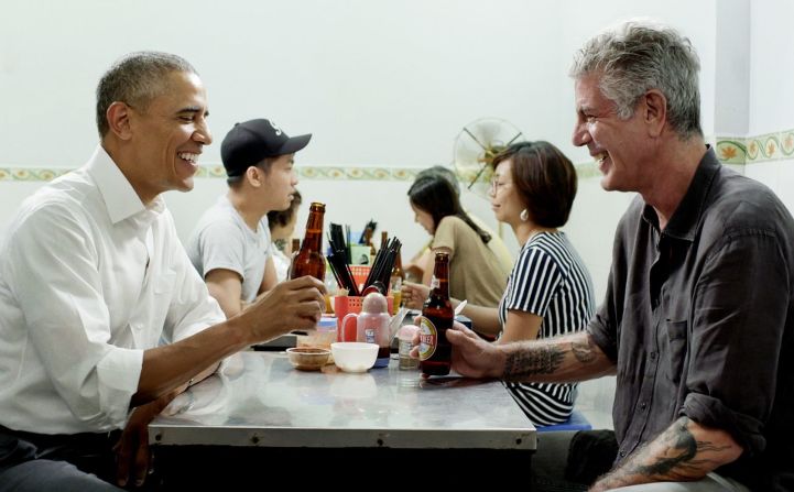 Anthony Bourdain y Barack Obama, entonces presidente de Estados Unidos, durante un episodio de "Unknown Parts" en Hanoi, Vietnam, 2016. Mientras comía bun cha, Obama compartió historias personales y reflexionó sobre sus propios viajes por el mundo.