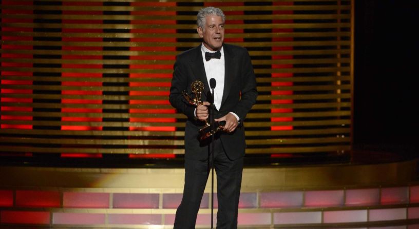 Anthony Bourdain recibe un premio Emmy por "Parts Unknown" en 2014.
