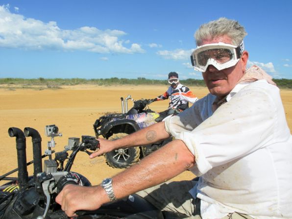 Anthony Bourdain monta un vehículo todoterreno en Colombia mientras filma "Parts Unknown". El show de CNN se estrenó en 2013.