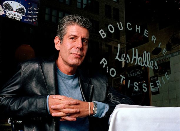 Bourdain en su restaurante Brasserie Les Halles de la ciudad de Nueva York en 2001. El Smithsonian llamó una vez a Bourdain "la estrella de rock original" del mundo culinario.