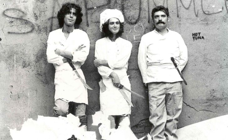 Anthony Bourdain, a la izquierda, en la década de 1970 con otros cocineros en Provincetown, Massachusetts. Luego fue a la escuela culinaria antes de trabajar en varios restaurantes de Nueva York.