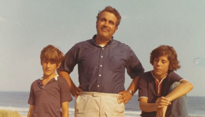 Un joven Anthony Bourdain, a la derecha, en una foto con su padre Pierre, y su hermano Christopher, en Long Beach Island, Nueva Jersey, en 1970. Pierre Bourdain fue ejecutivo musical de Columbia Records. Su esposa, Gladys, era editora del The New York Times.