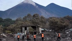 CNNE 532375 - siguen desaparecidas casi 200 personas por volcan de fuego