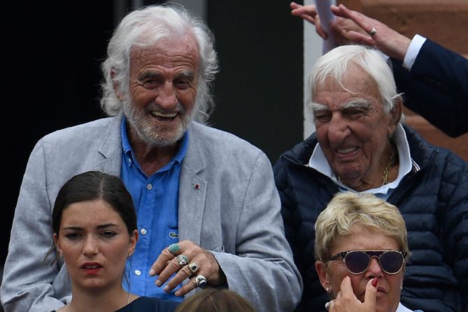 Los actores franceses Jean-Paul Belmondo (izquierda) y Charles Gerard. (Photo by CHRISTOPHE SIMON / AFP).