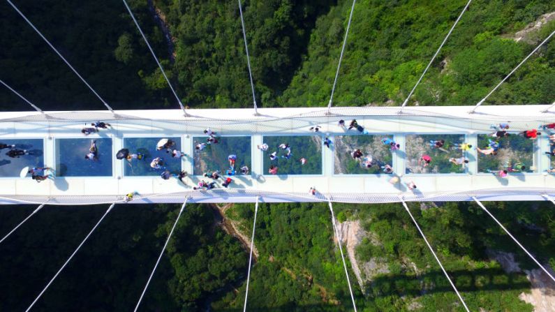 Puente de cristal de Zhangjiajie. Dónde: Zhangjiajie, China. Cuándo: abierto en 2016. Lo impresionante: Es el puente colgante con piso de cristal más alto del mundo.