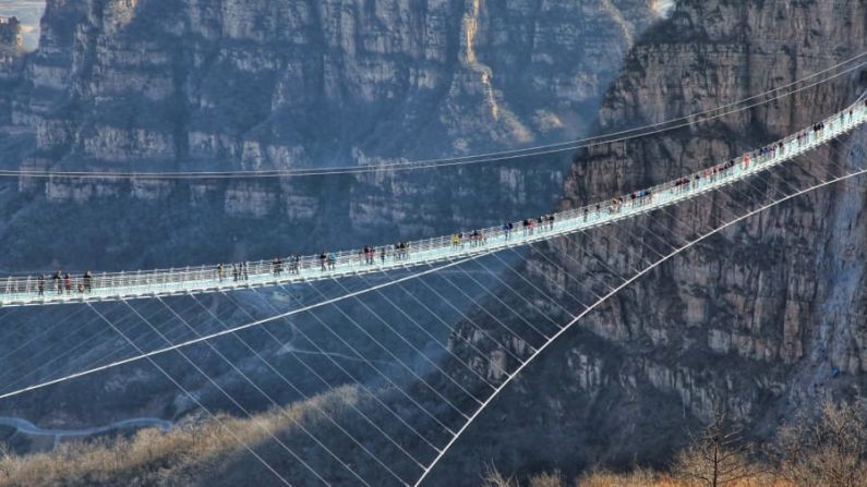 Puente Hongyagu Scenic Area. Dónde: Shijiazhuang, China. Cuándo: abierto en 2017. Lo impresionante: es el puente colgante con techo de cristal más largo del mundo.