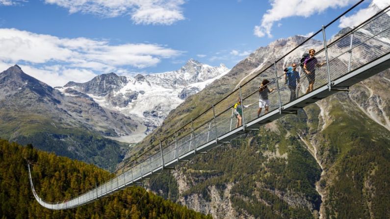 Puente colgante Charles Kuonen. Dónde: Randa, Suiza. Cuándo: abierto en 2017. Lo impresionante: el puente colgante para peatones más largo del mundo.