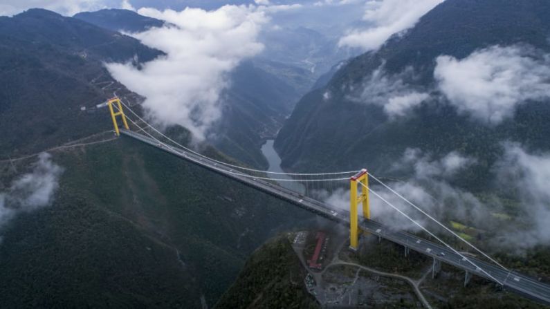 Puente del río Sidu. Dónde: Hubei, China. Cuándo: desde 2009. Lo impresionante: el puente colgante más alto del mundo.