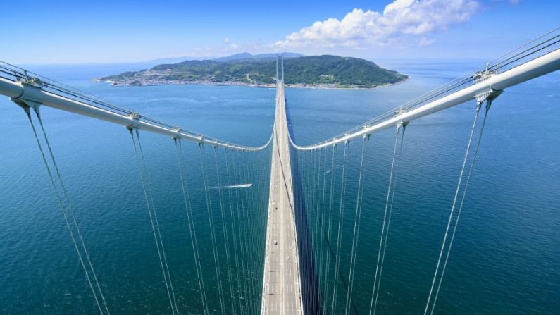 Puente Akashi Kaikyō. Dónde: Kobe, Japón. Cuándo: desde 1998. Lo impresionante: el puente colgante más largo del mundo.