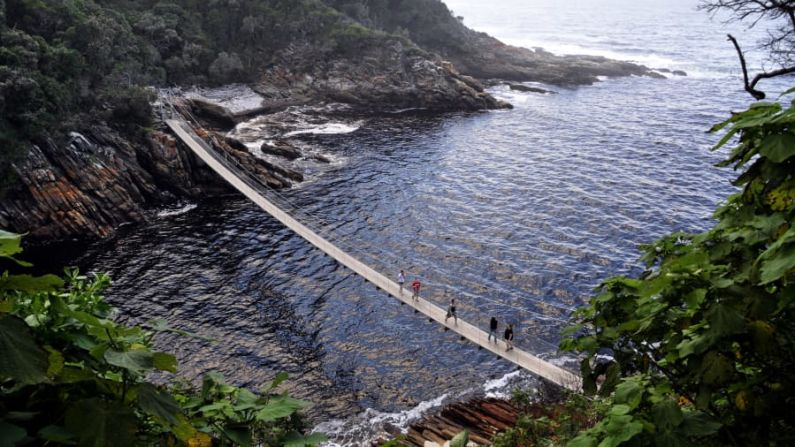 Puente colgante del río Storms. Dónde: Cabo Oriental, Sudáfrica. Cuándo: construido en 1969. Lo impresionante: solo 7 metros por encima de las olas.