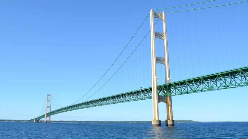 Puente Mackinac. Dónde: Michigan, EE.UU. Cuándo: abierto en 1957. Lo impresionante: si te da tanto miedo como para cruzar este puente de 8 kilómetros, alguien más puede hacerlo por ti. Shutterstock