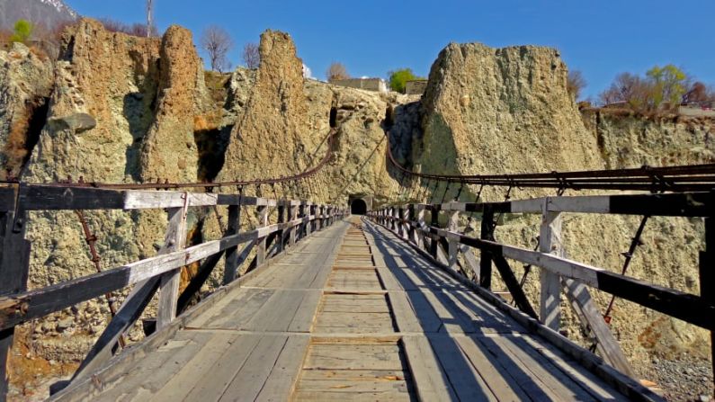 Puente colgante de Danyor. Dónde: Gilgit-Baltistán, Pakistán. Cuándo: construido a mediados de la década de 1960. Lo impresionante: la mayoría de los puentes semiretirados de mediana edad en la zona lucen aún más temibles.