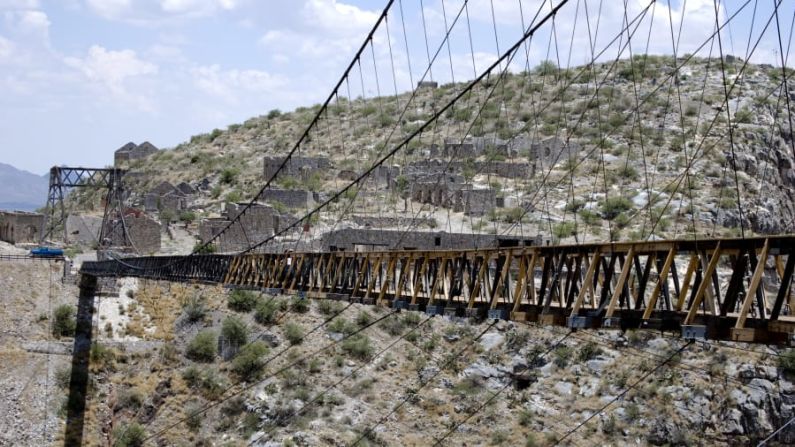 Puente Ojuela. Dónde: Mapimí, Mexico. Cuándo: construido en 1898. Lo impresionante: pesadas cargas de minerales preciosos cruzaron sobre este abismo hace más de un siglo.