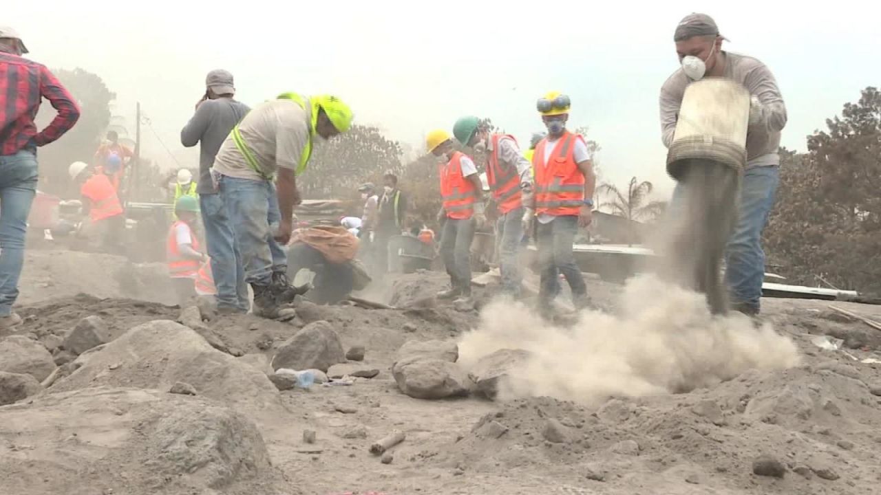 CNNE 532630 - desentierran familias bajo el lodo caliente del volcan de fuego