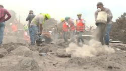 CNNE 532630 - desentierran familias bajo el lodo caliente del volcan de fuego