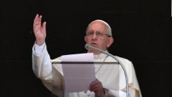 CNNE 532693 - el papa acepta la renuncia de 3 obispos chilenos