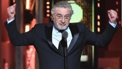 CNNE 532752 - ovacionan a robert de niro por insultar a trump