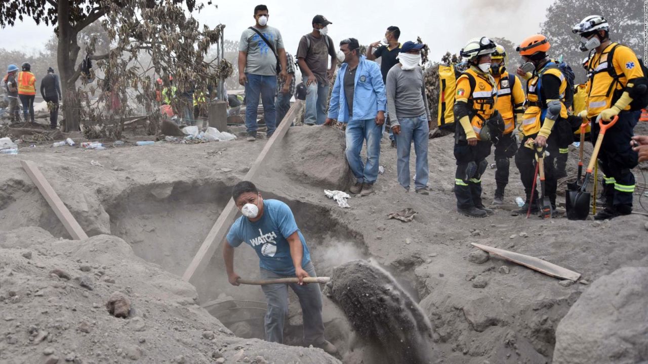 CNNE 532792 - sobrevivientes del volcan de fuego exigen restos de sus familiares