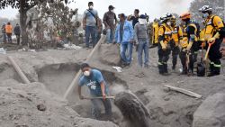 CNNE 532792 - sobrevivientes del volcan de fuego exigen restos de sus familiares