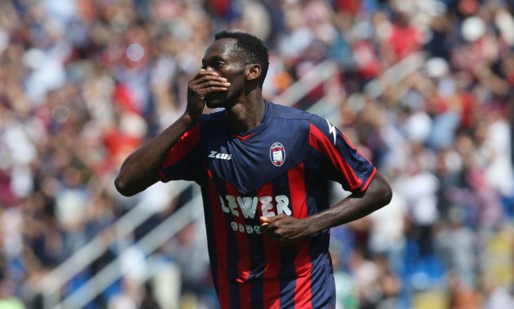 Simeon Nwankwo, delantero de la selección de Nigeria, mide 1,97 metros. Nwankwo, de 26 años, juega en el FC Crotone de la serie A de Italia.