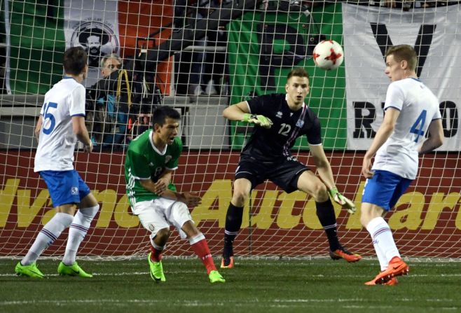 Frederik Schram (de negro al centro) de Islandia mide 1,98 metros. Juega como portero del Roskilde, de la primera división de Dinamarca.