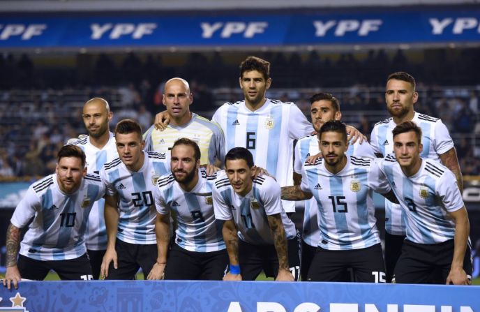 El defensa de la selección argentina, Federico Fazio (al centro con el número 6), es el latinoamericano más alto del Mundial. Fazio, que juega en el AS Roma, mide 1,99 metros.