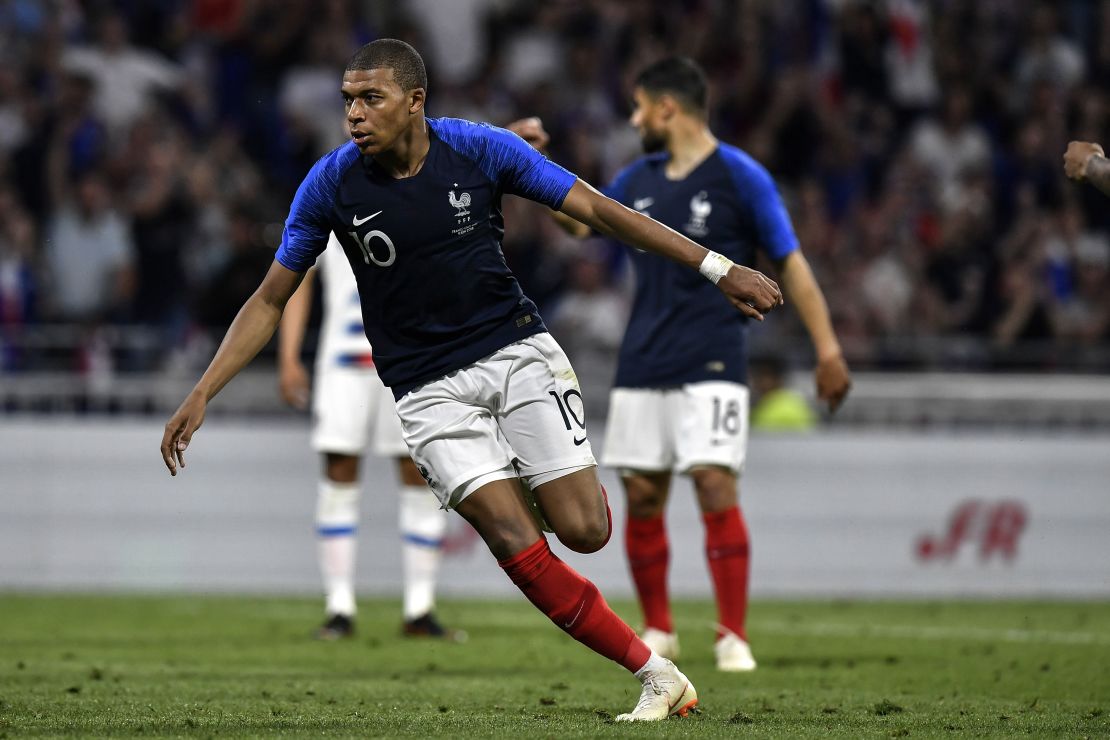 Kylian MBappe es uno de los 12 internacionales del Paris Saint-Germain. En la imagen, celebrando un gol en un partido amistoso contra Estados Unidos.