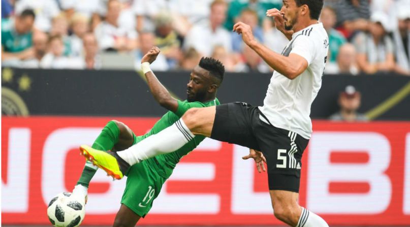 El saudí Fahad Al-Muwallad (de verde a la izquierda) mide 1,68 metros. El delantero saudí de 23 años juega para el Levante Unión Deportivo de Valencia, España.