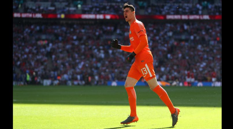 Thibaut Courtois, de la selección nacional de Bélgica, mide 1,99 metros. El portero belga juega en el Chelsea de Inglaterra.