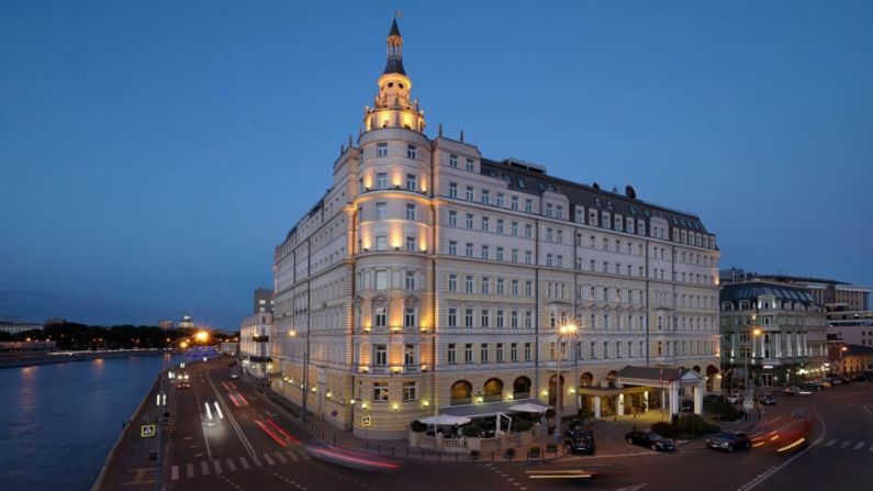 Hotel Baltschug Kempinski Moscú — El exterior presenta la grandeza típica rusa junto al río Moscova.