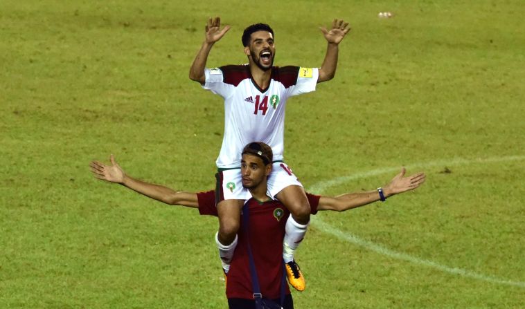 Los más livianos | 1. Mbark Boussoufa (Marruecos). Este mediocampista del  club Al Jazira, de Emiratos Árabes Unidos, mide 1,67 metros y pesa 59 kilos.