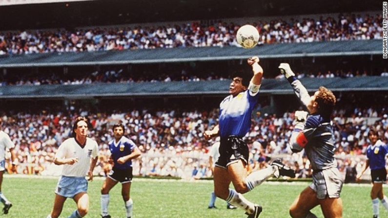 Diego anotó 2 goles en una actuación histórica en cuartos de final frente a Inglaterra. Ese día nació la famosa "Mano de Dios". En esta foto está el instante previo a que Diego Maradona empuja el balón con la mano e hiciera el gol que él llamó 'La mano de Dios'.