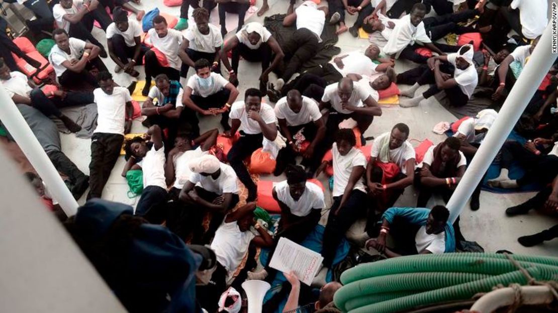 Inmigrantes a bordo del barco de rescate Aquarius, en el Mediterráneo central.