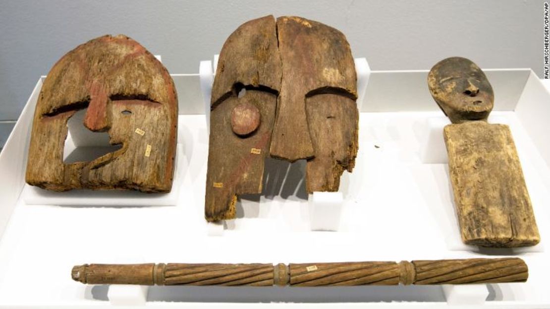 Artículos históricos, saqueados de las tumbas de los indígenas de Alaska, exhibidos durante una ceremonia en el Museo Etnológico de Berlín. La entidad alemana entregó artículos saqueados de su colección a un funcionario de la Corporación Chugach Alaska, que representa pueblos indígenas en la región de Chugach.