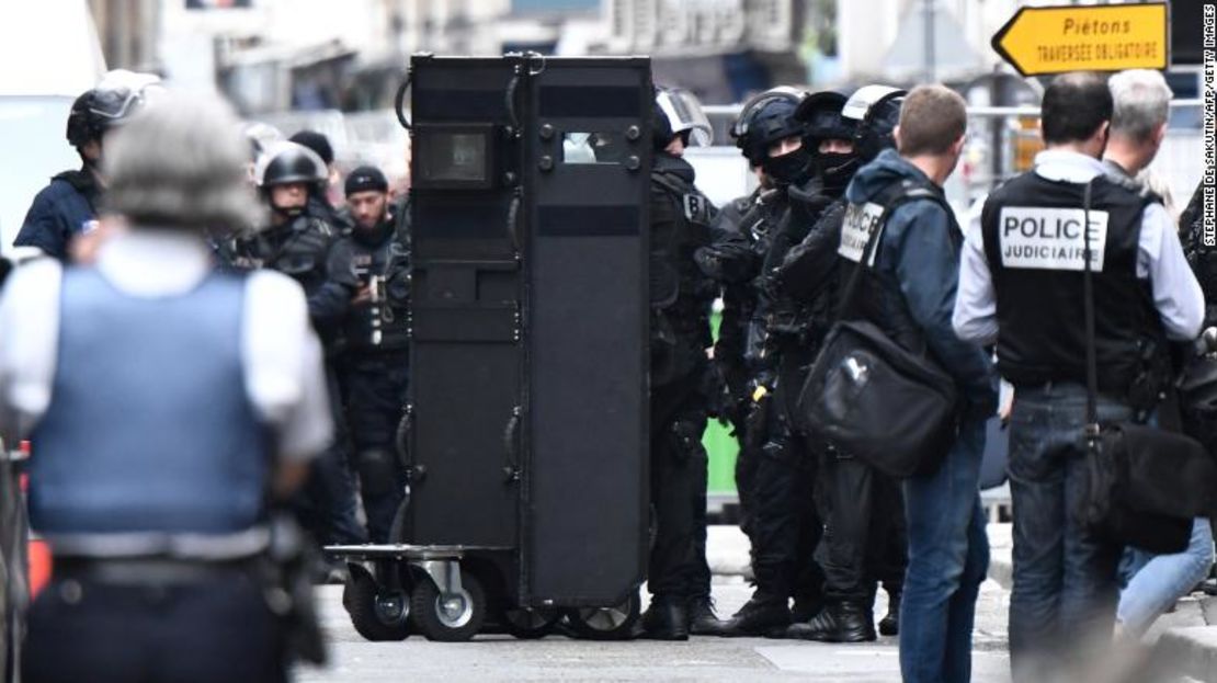 Los agentes de la Brigada de Investigación e Intervención preparan un escudo cerca de la escena el martes en París.