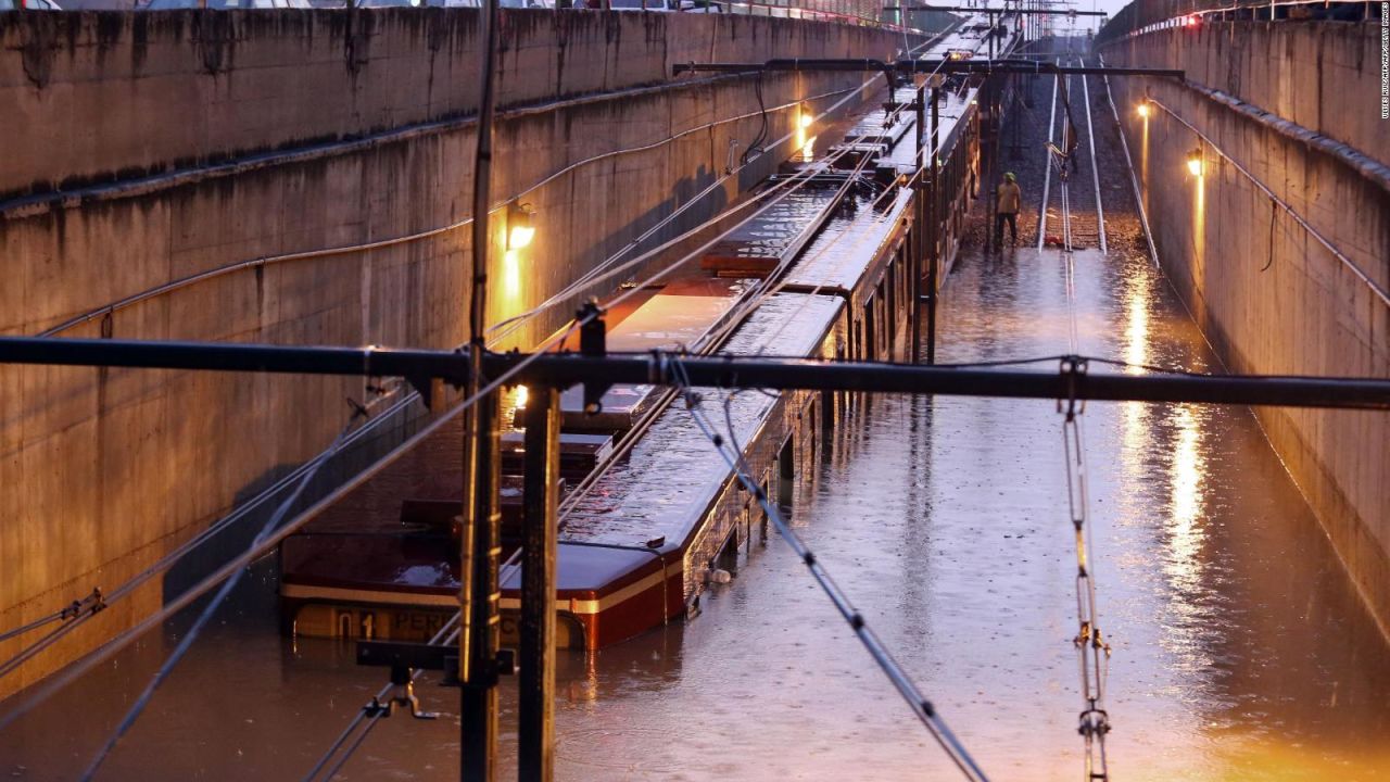 CNNE 533224 - las lluvias del huracan bud dejan bajo el agua un tren ligero en mexico