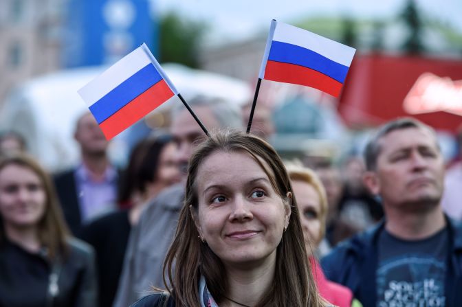 Una mujer usa banderas rusas en su cabeza durante la ceremonia de apertura del FIFA Fan Fest en Saransk, este martes.