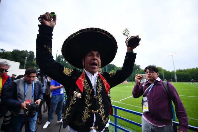 Un joven mexicano vestido como mariachi anima a su equipo durante una sesión de entrenamiento en el FC Strogino Stadium. La selección de México debuta contra Alemania el 17 de junio.