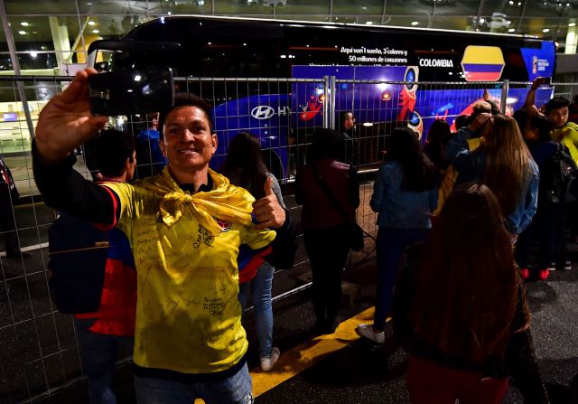 Un seguidor de Colombia se toma una selfie mientras el autobús que transporta a la selección del equipo del sudamericano se prepara para abandonar el aeropuerto de Kazán. La selección de Colombia es parte del grupo H de Rusia 2018, junto a Polonia, Senegal y Japón.